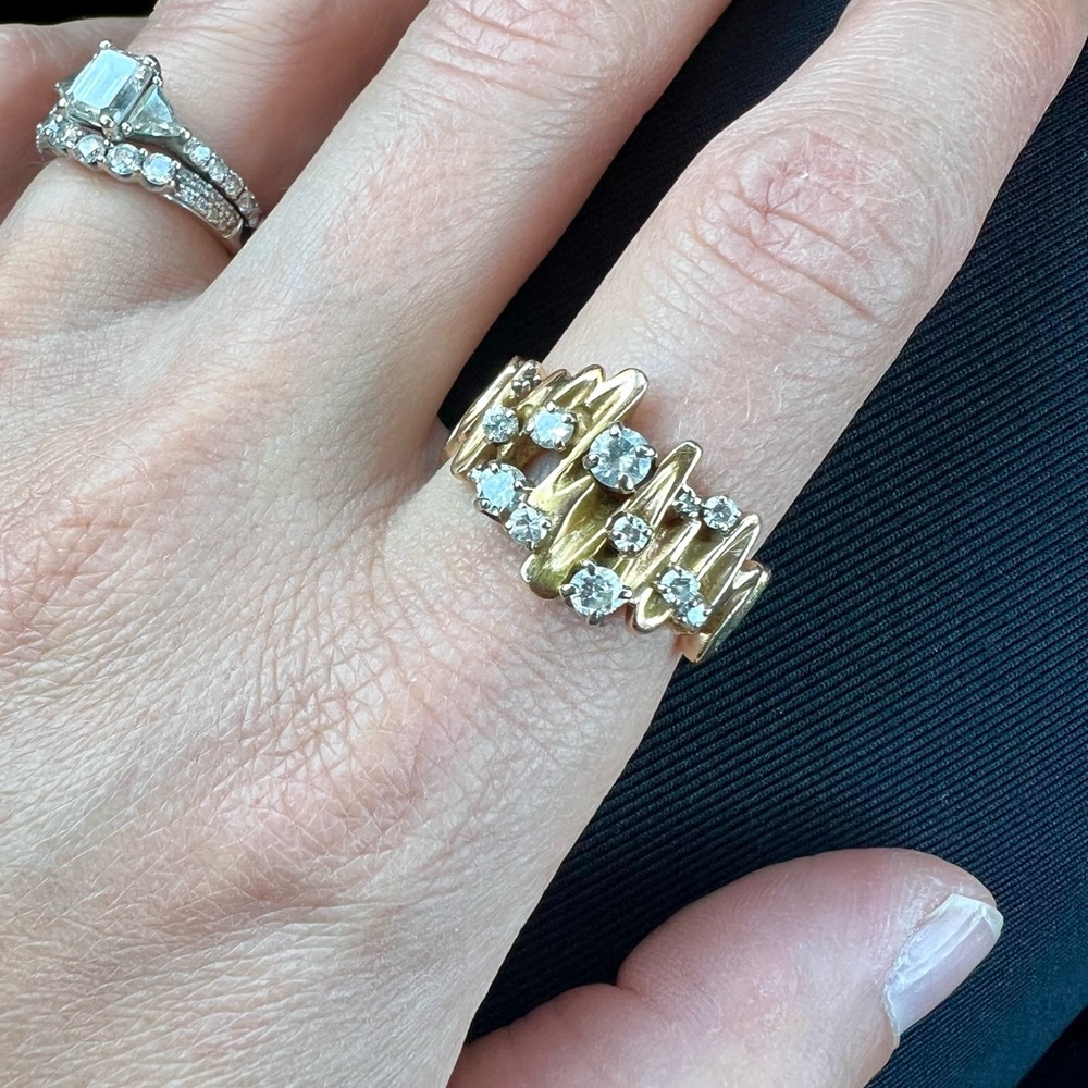 14K Gold ring with varying size diamonds 8.5